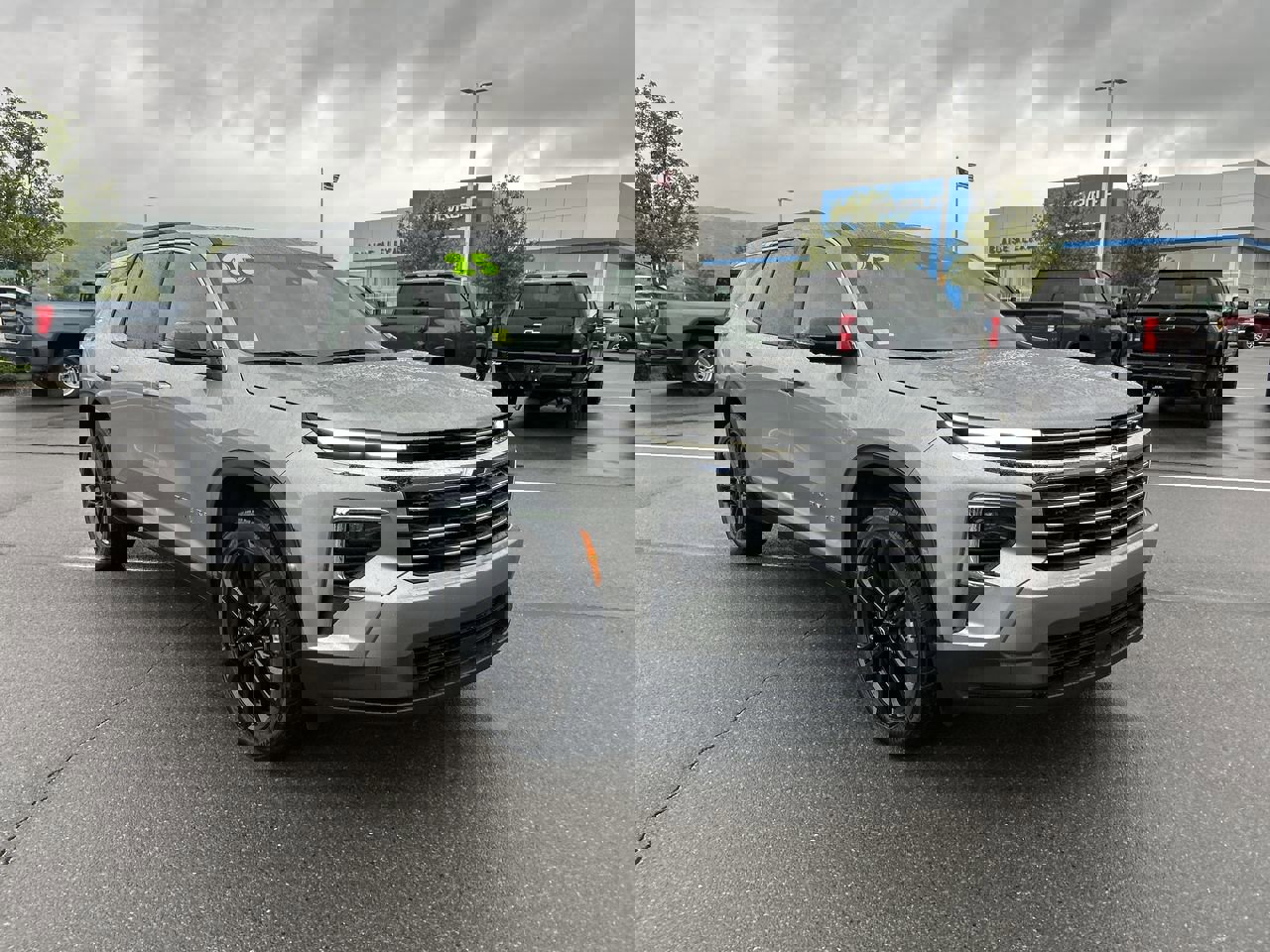 Used 2025 Chevrolet Traverse LT w/ Driver Confidence Package AWD/4WD image 1