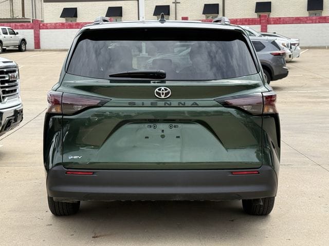 Used 2026 Toyota Sienna LE FWD image 5