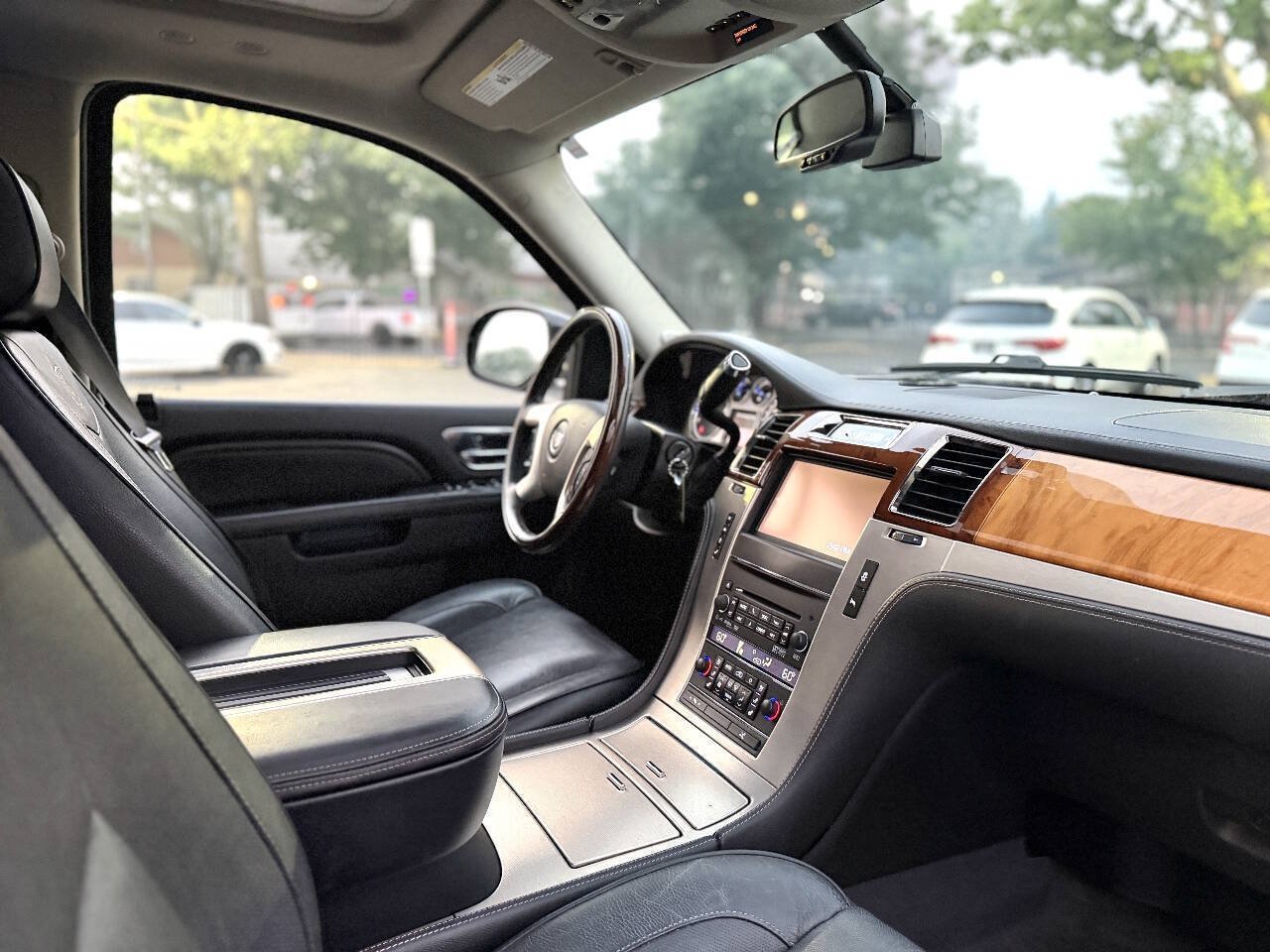 Used 2014 Cadillac Escalade Platinum AWD/4WD image 11