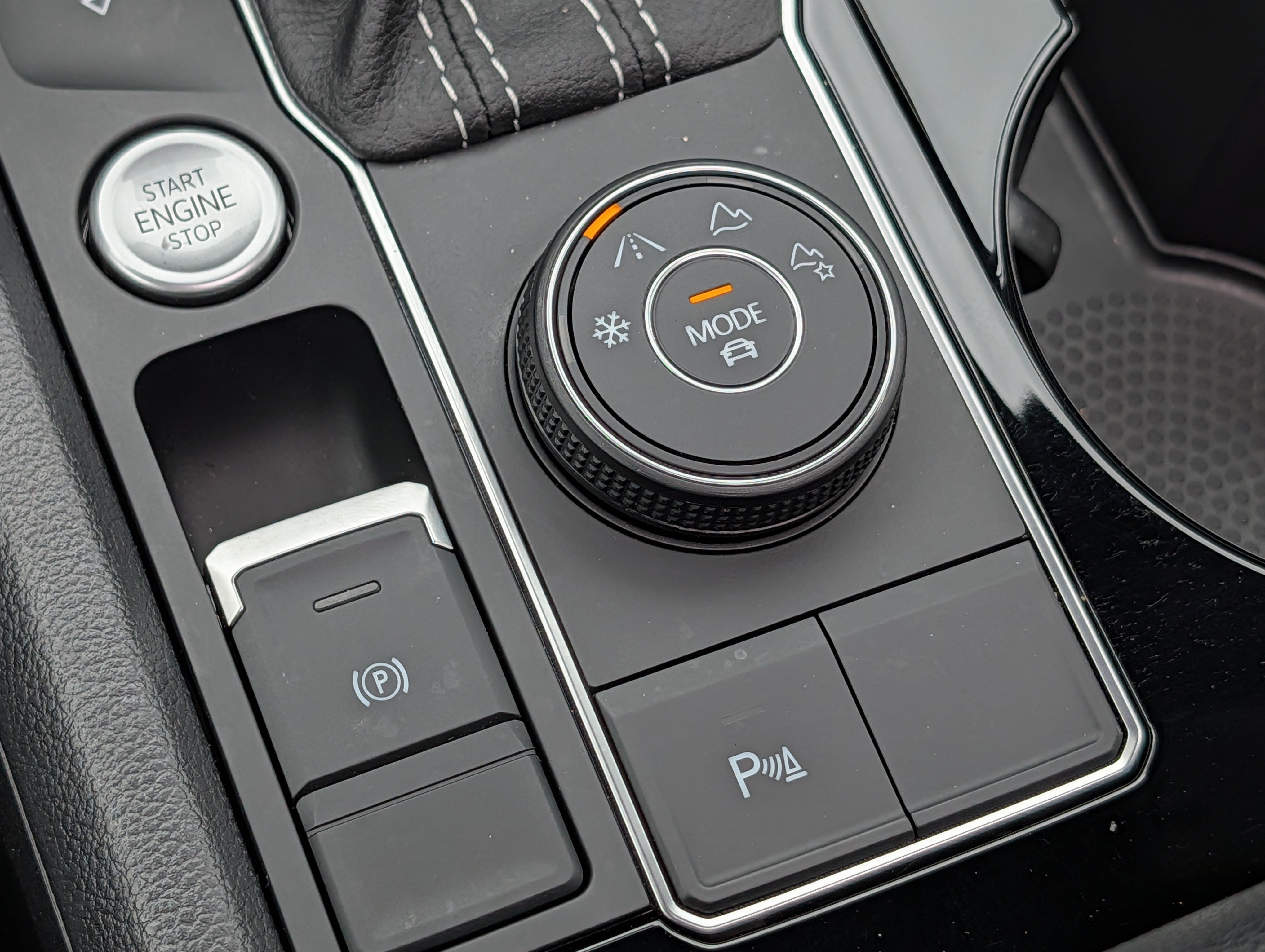 Certified 2023 Volkswagen Atlas Cross Sport SE w/ Panoramic Sunroof Package AWD/4WD image 29