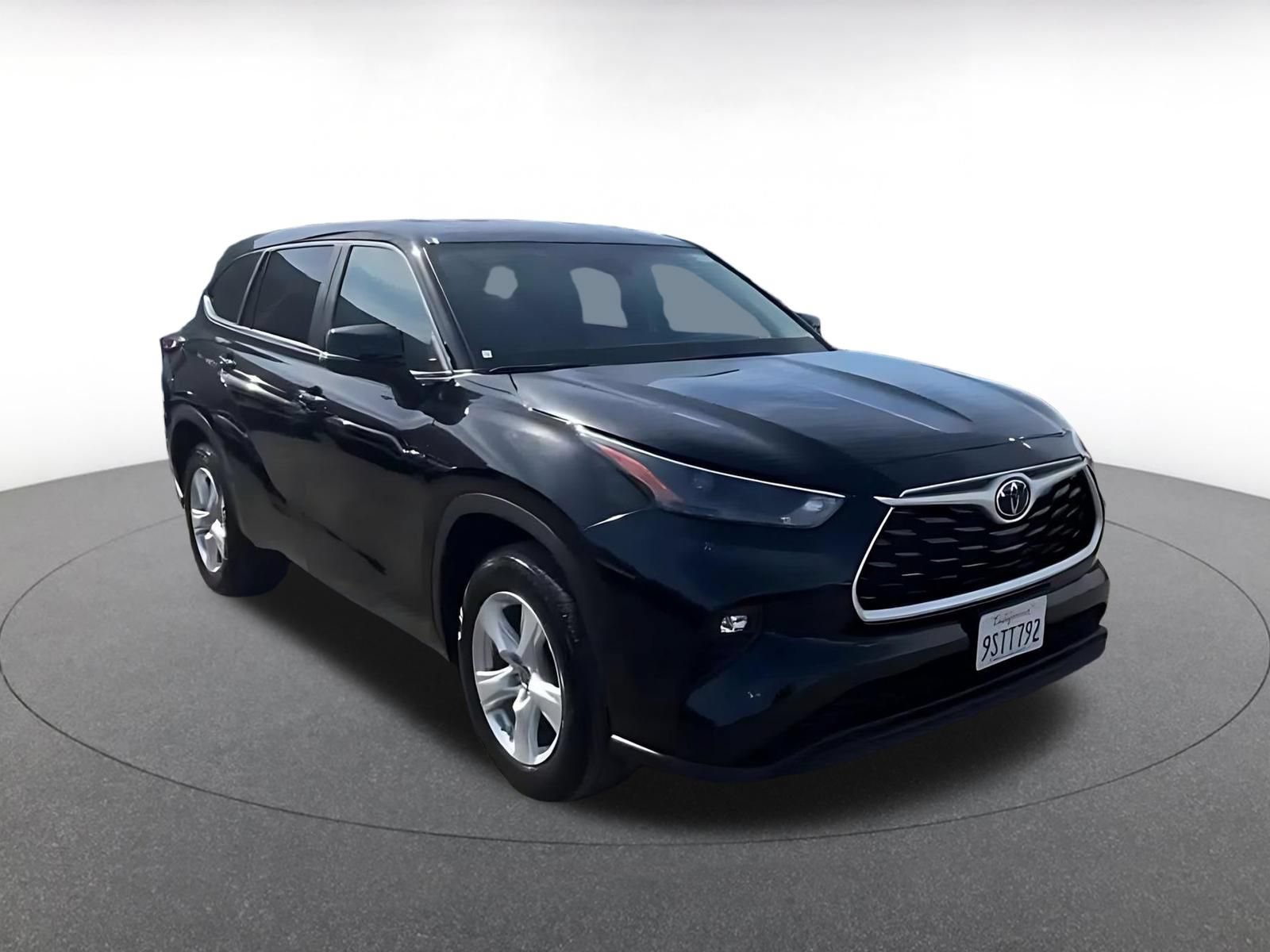 Used 2025 Toyota Highlander LE FWD image 3