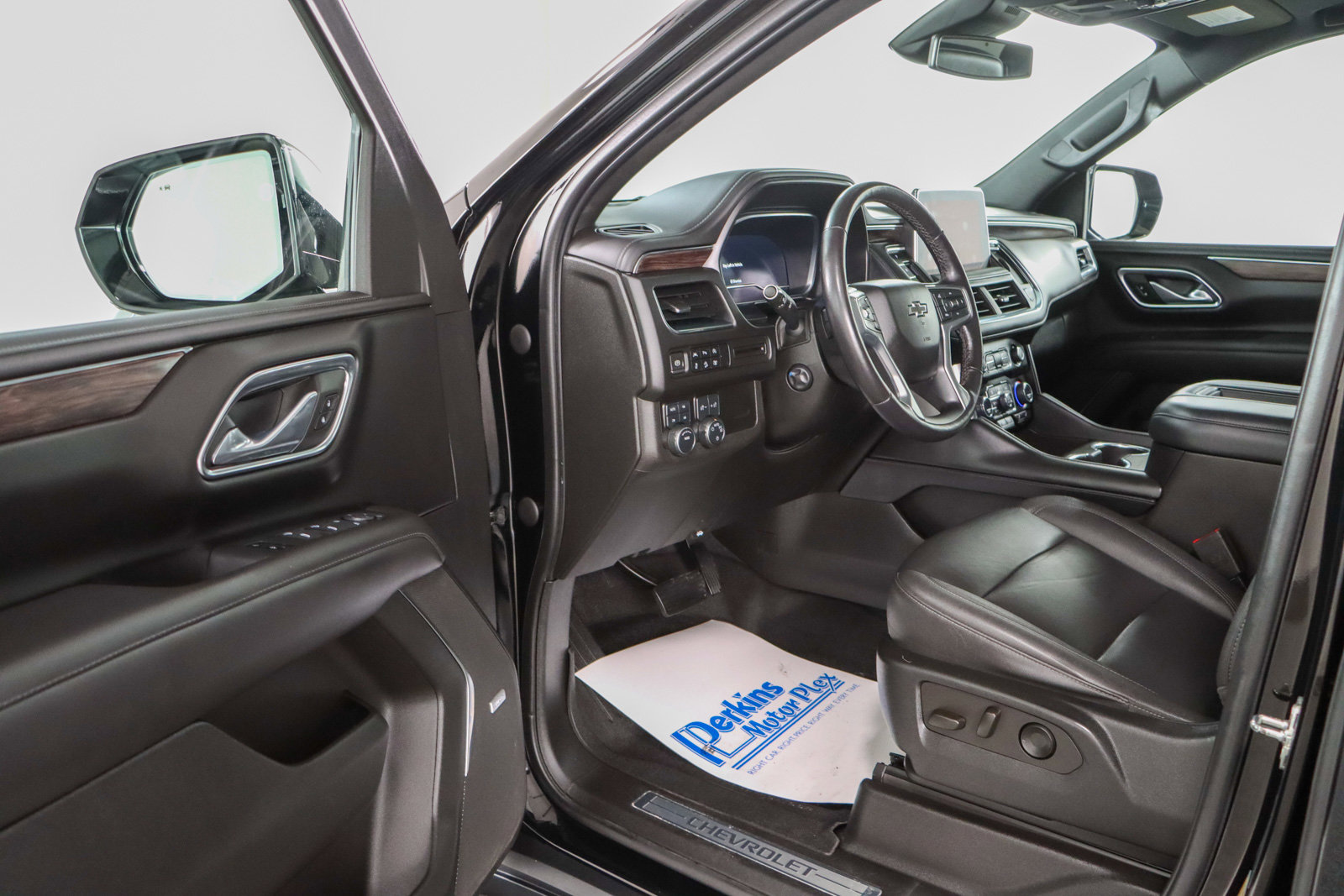 Used 2023 Chevrolet Tahoe Z71 w/ Luxury Package AWD/4WD image 3