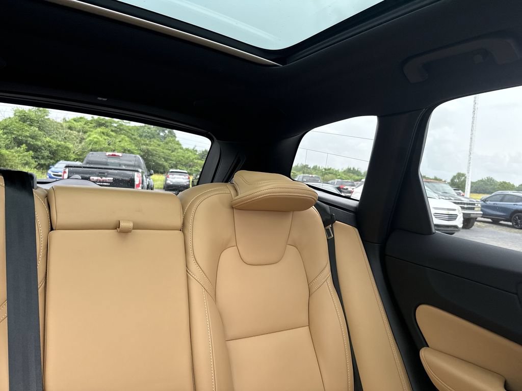 Used 2023 Volvo XC60 B5 Ultimate w/ Climate Package FWD image 32