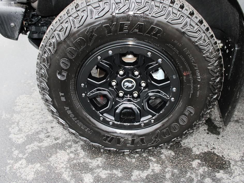 Used 2025 Ford Bronco Badlands image 14