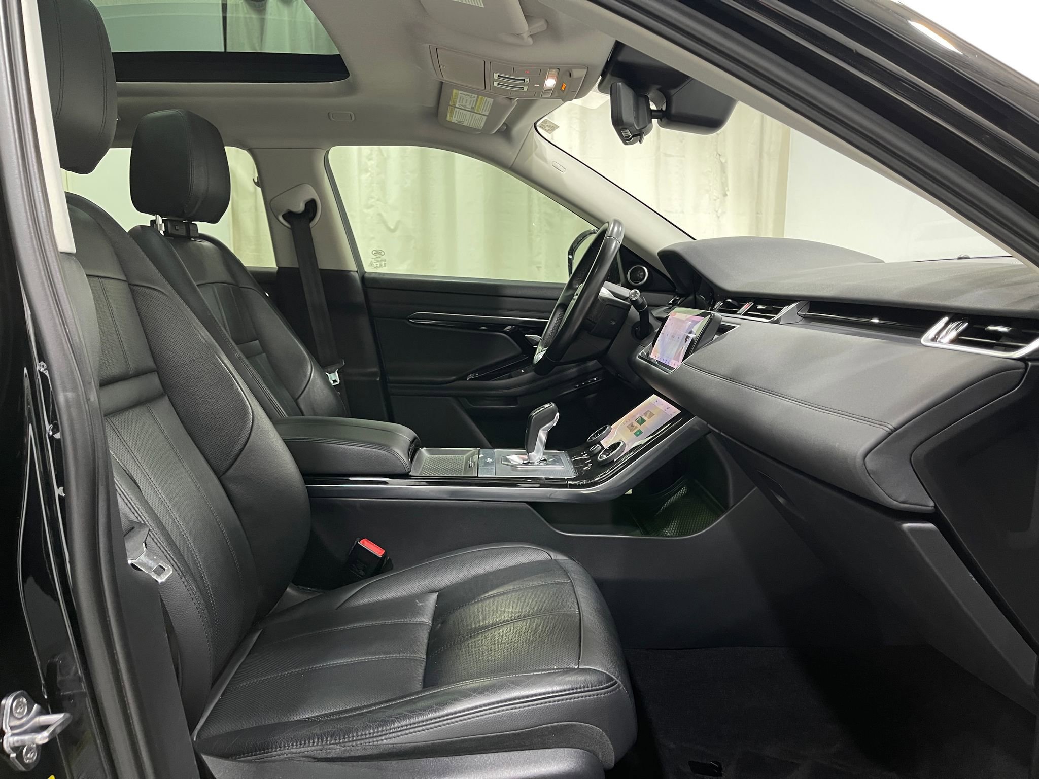Used 2020 Land Rover Range Rover Evoque SE AWD/4WD image 32