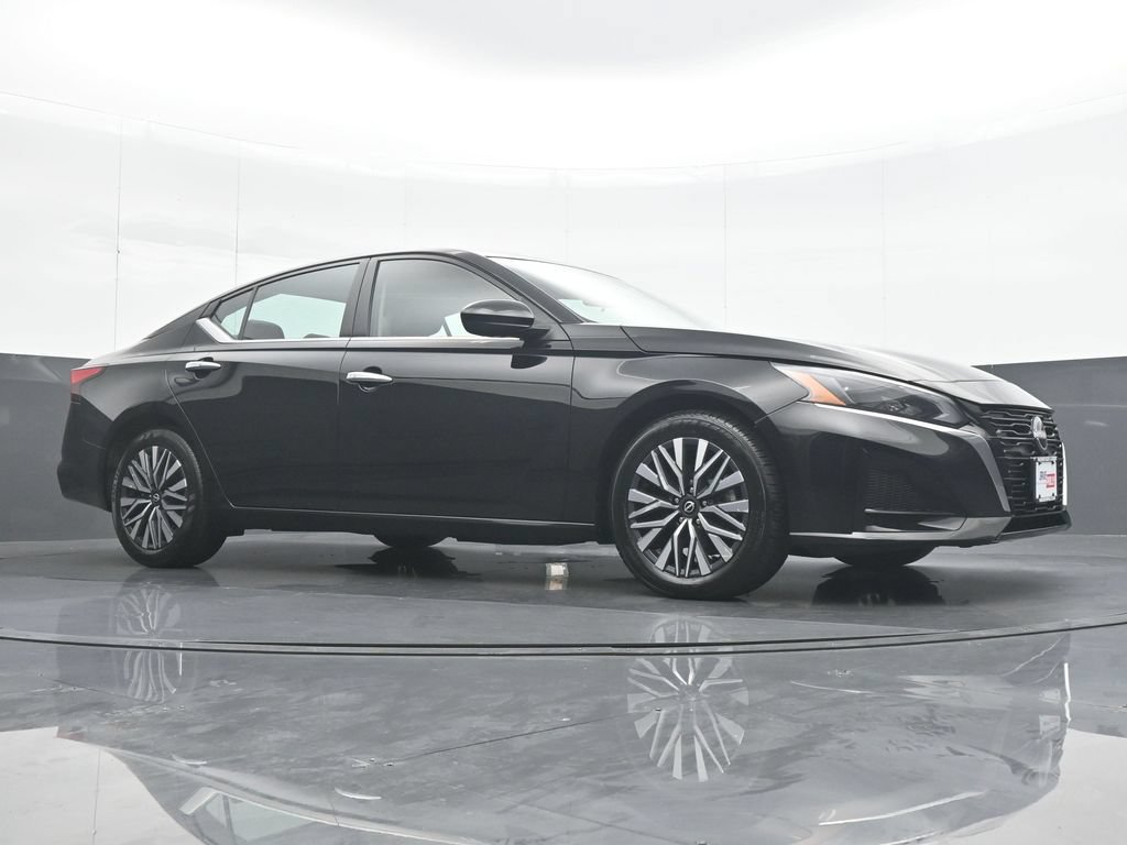 Used 2024 Nissan Altima 2.5 SV w/ SV Premium Package FWD image 32
