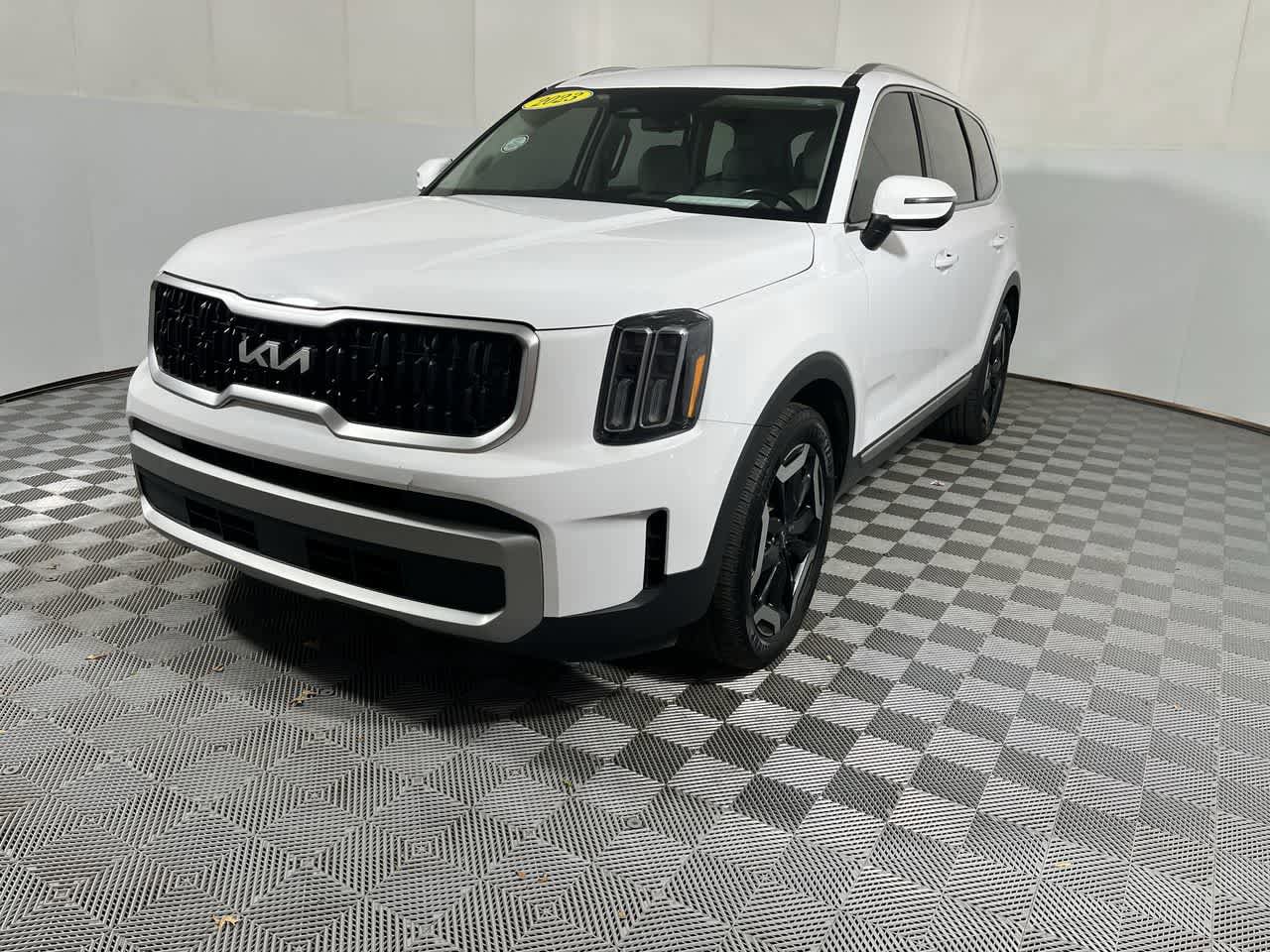 Used 2023 Kia Telluride EX w/ EX Captain's Chair Package AWD/4WD image 4