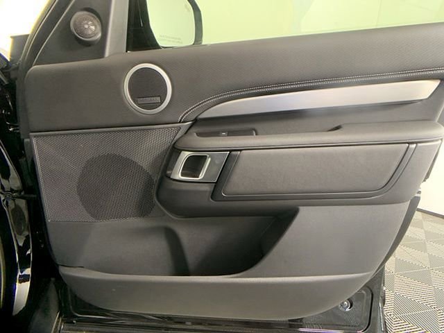 Certified 2025 Land Rover Discovery Dynamic SE image 32