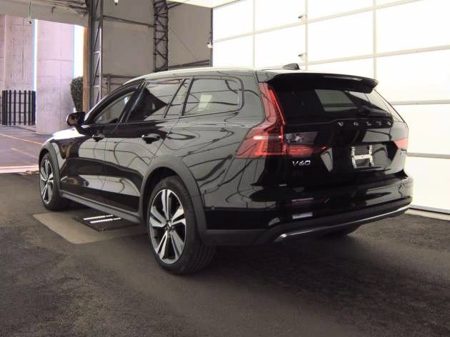 Used 2025 Volvo V60 B5 Cross Country Plus AWD/4WD image 3