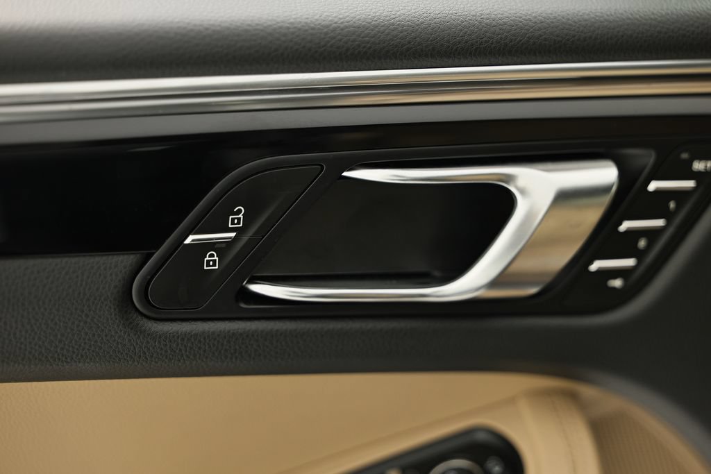 Certified 2026 Porsche Macan AWD/4WD image 19