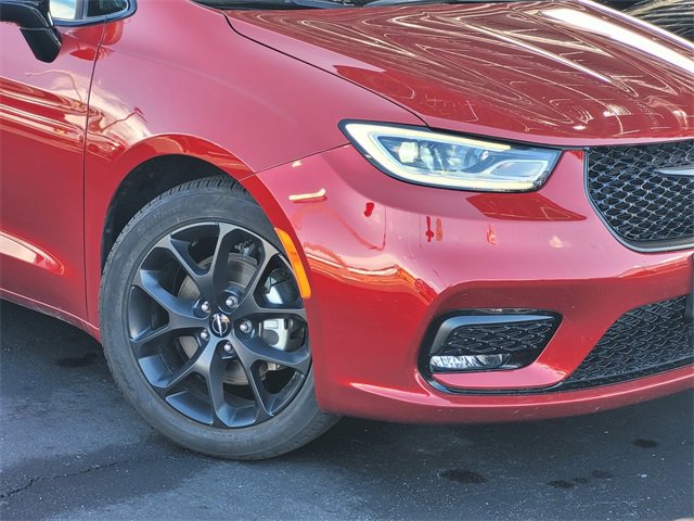 Certified 2025 Chrysler Pacifica Limited image 3