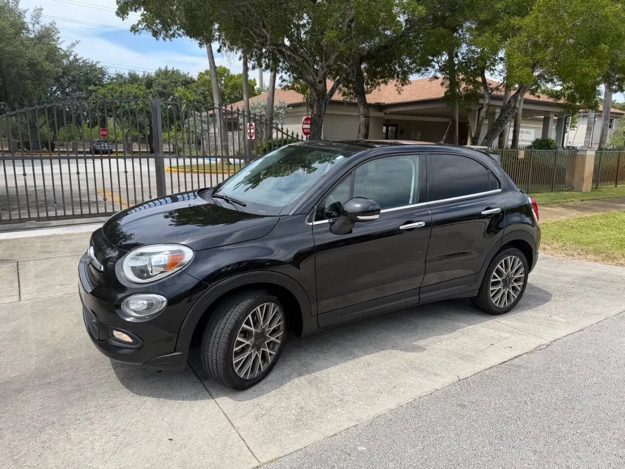 Used 2017 FIAT 500X Lounge w/ Lounge Premium Package (FWD) image 1
