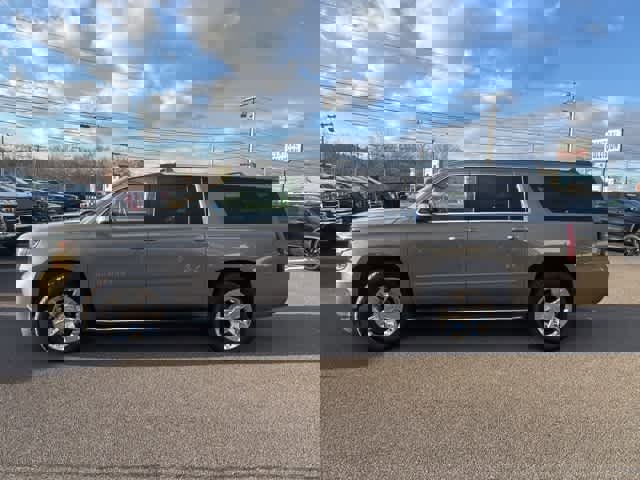 Used 2017 Chevrolet Suburban Premier image 4