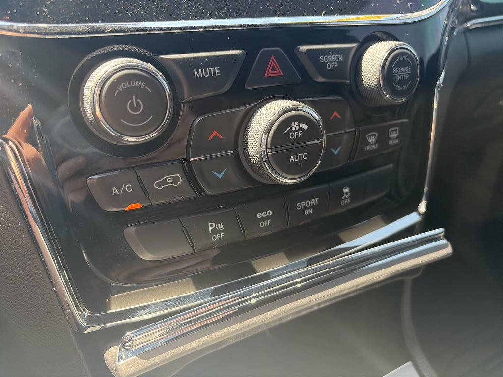 Used 2021 Jeep Grand Cherokee Overland AWD/4WD image 25