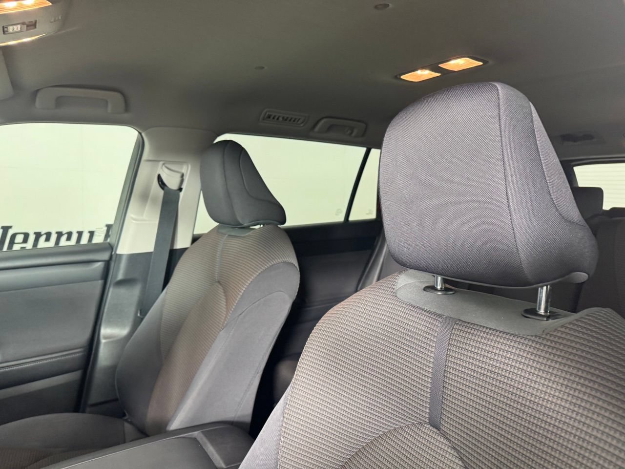 Used 2021 Toyota Highlander LE FWD image 10