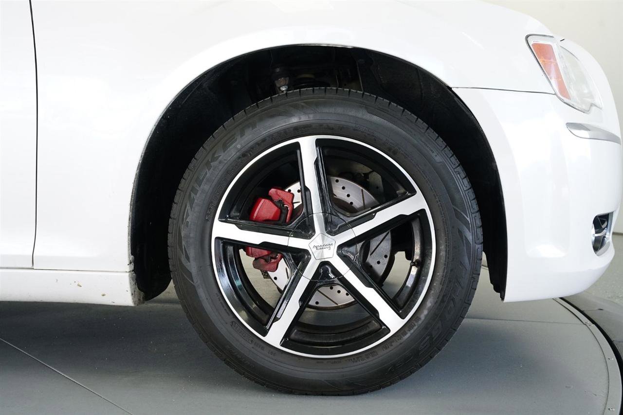 Used 2011 Chrysler 300 Limited image 9