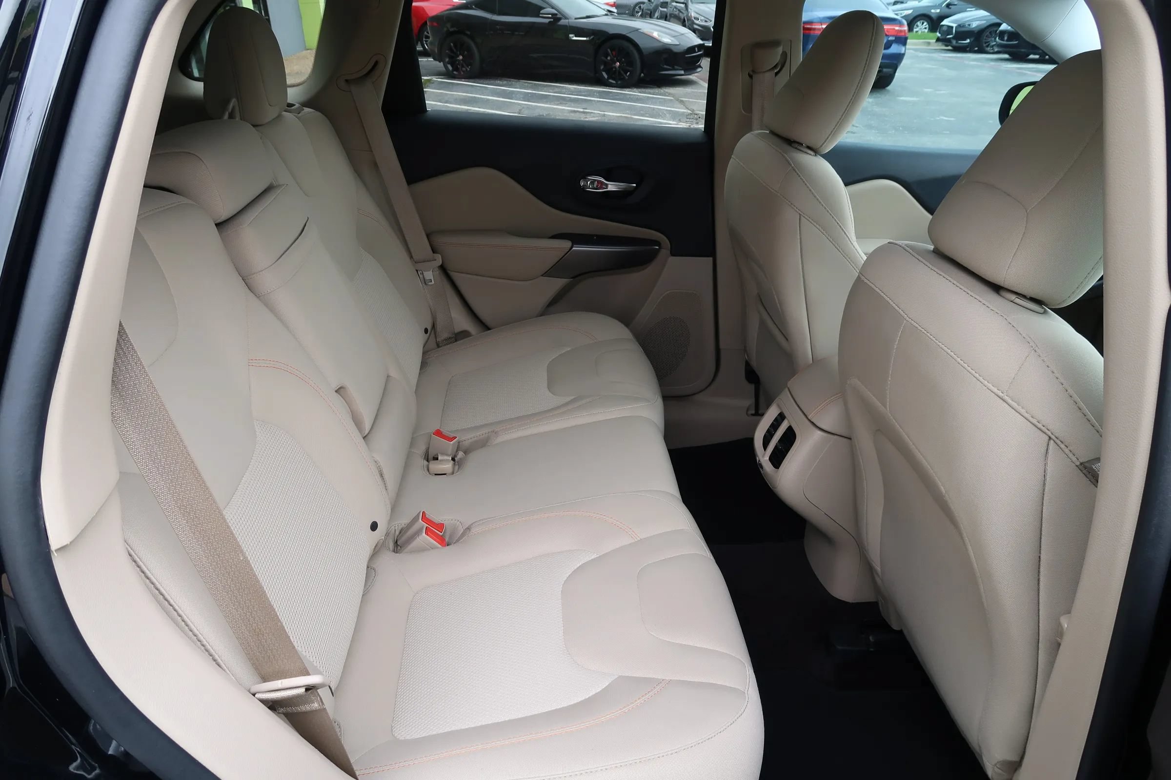 Used 2019 Jeep Cherokee Latitude w/ Popular Appearance Group FWD image 22