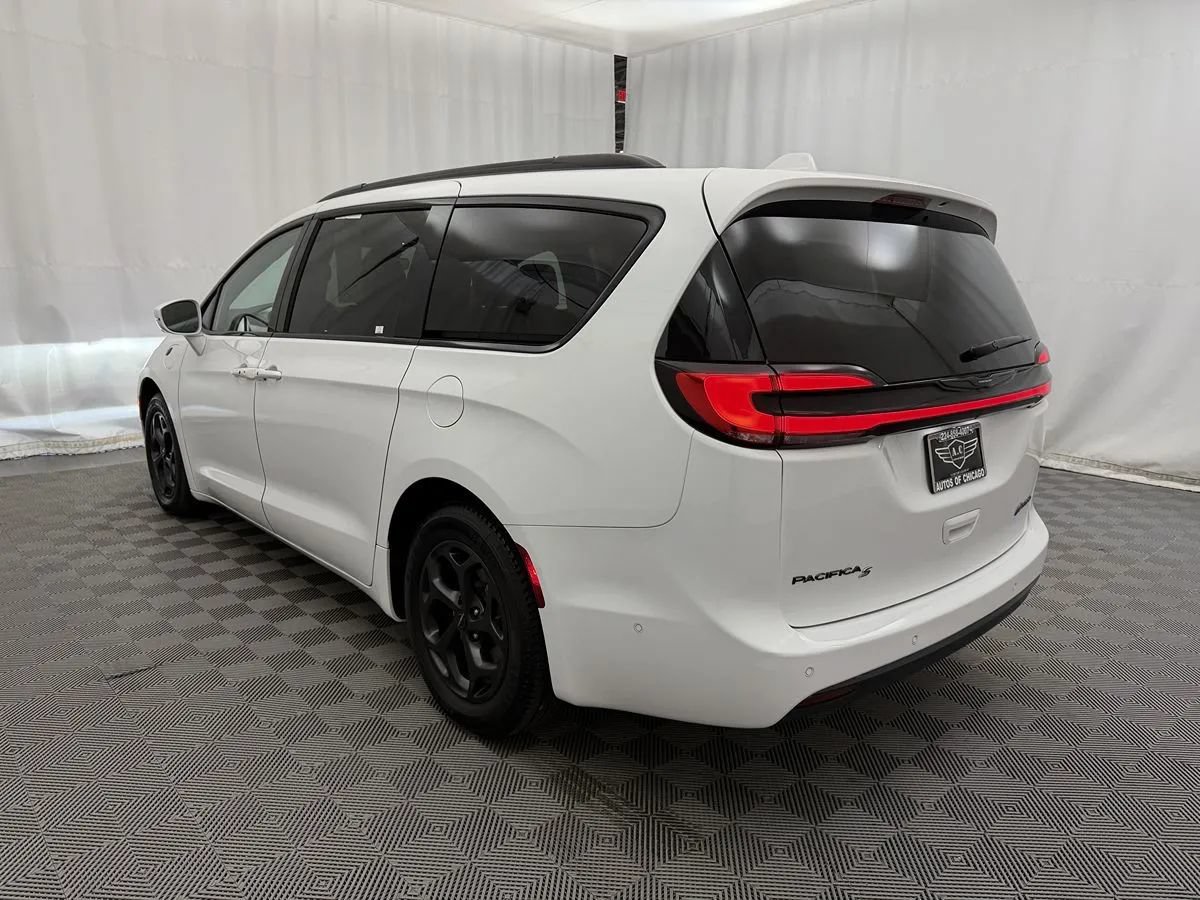 Used 2021 Chrysler Pacifica Limited w/ Uconnect Theater Family Group FWD image 7
