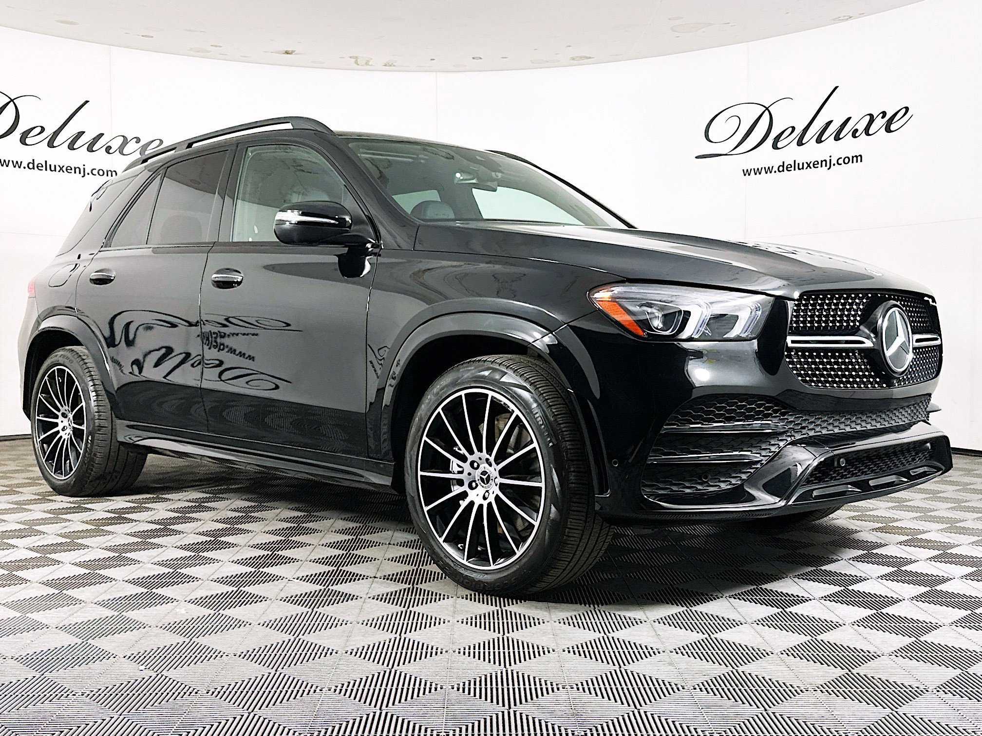 Used 2023 Mercedes-Benz GLE 450 4MATIC w/ AMG Line Exterior image 1