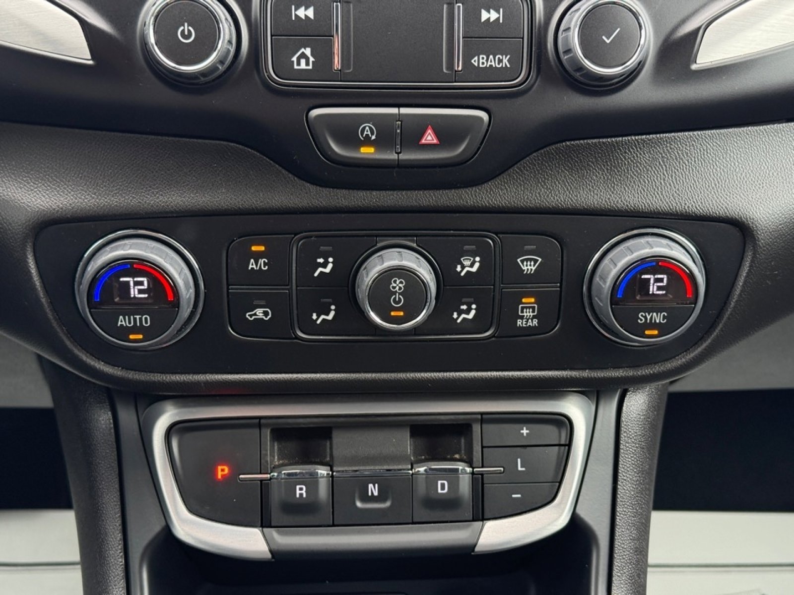 Used 2024 GMC Terrain SLT image 28