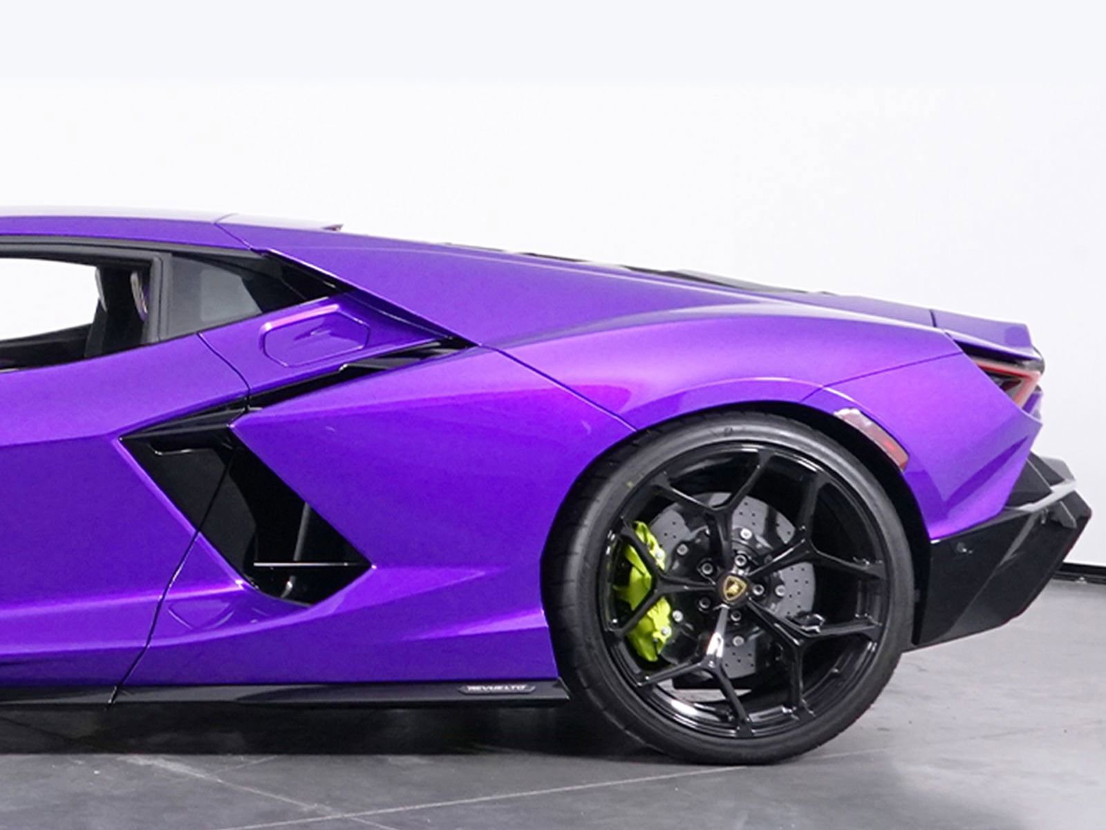 Used 2024 Lamborghini Revuelto image 14