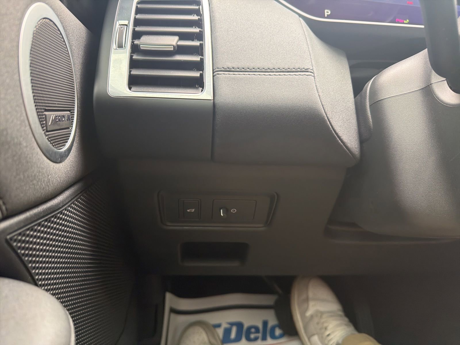 Used 2022 Land Rover Discovery S image 18