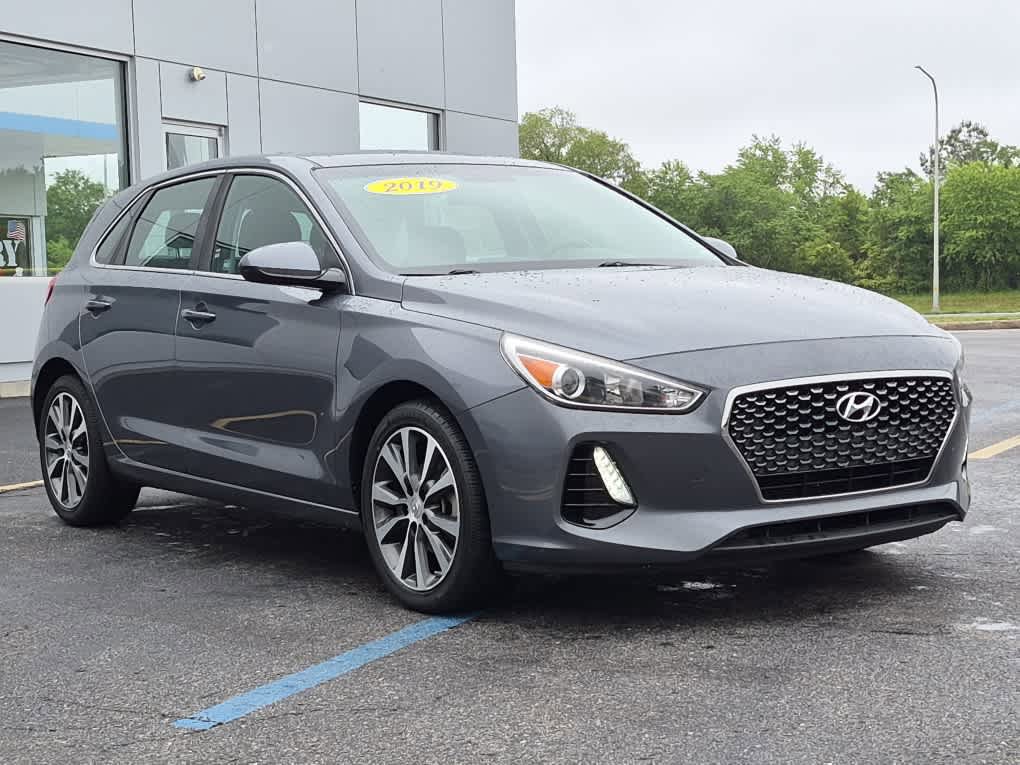 Used 2019 Hyundai Elantra GT FWD image 2