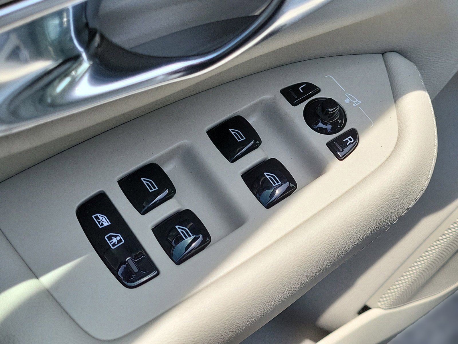 New 2024 Volvo XC90 T8 Ultimate w/ Protection Package Premier image 11