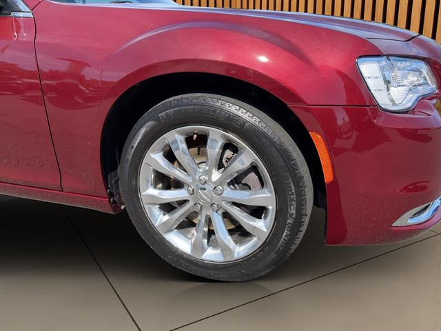 Used 2018 Chrysler 300 Limited AWD/4WD image 22