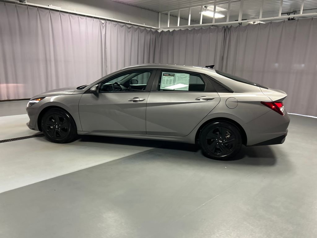 Used 2023 Hyundai Elantra SEL w/ Cargo Package image 4