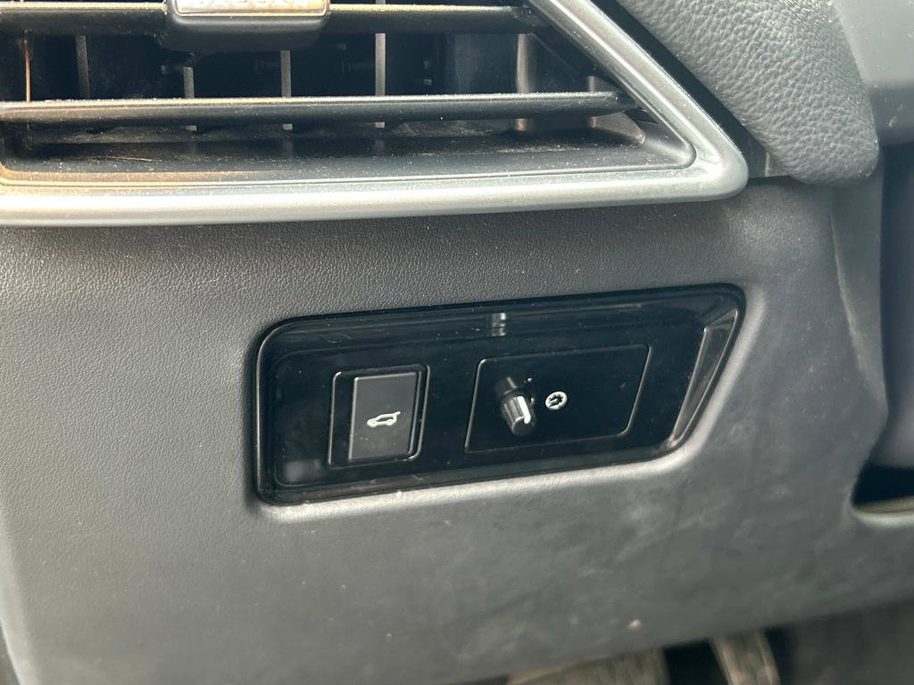 Used 2017 Jaguar F-PACE Premium image 23