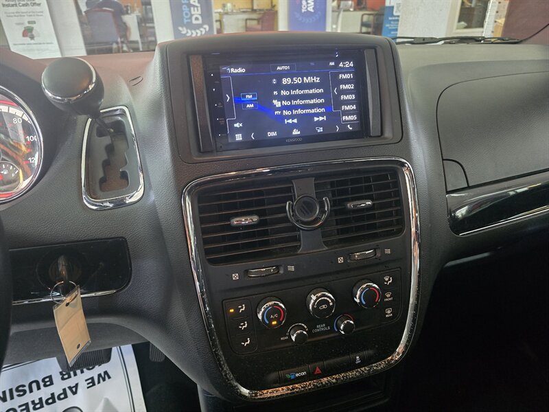 Used 2017 Dodge Grand Caravan SE FWD image 21