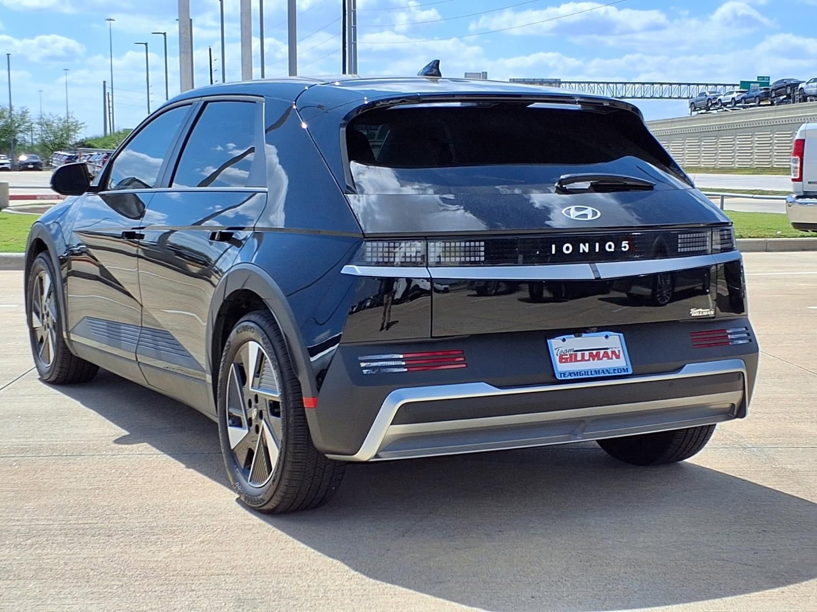 Used 2025 Hyundai Ioniq 5 SE RWD image 2