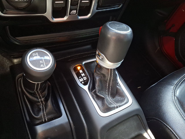 Used 2019 Jeep Wrangler Unlimited Sahara w/ Uconnect 4C Nav & Sound Group AWD/4WD image 14