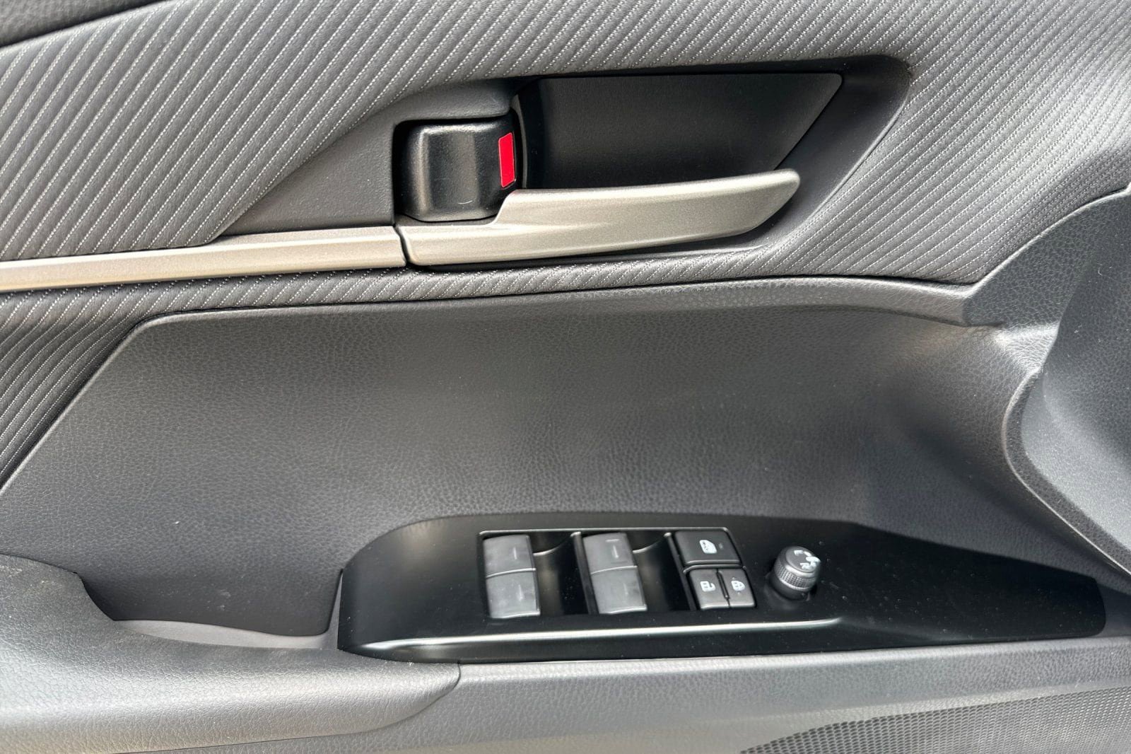 New 2026 Toyota Camry Hybrid FWD image 11