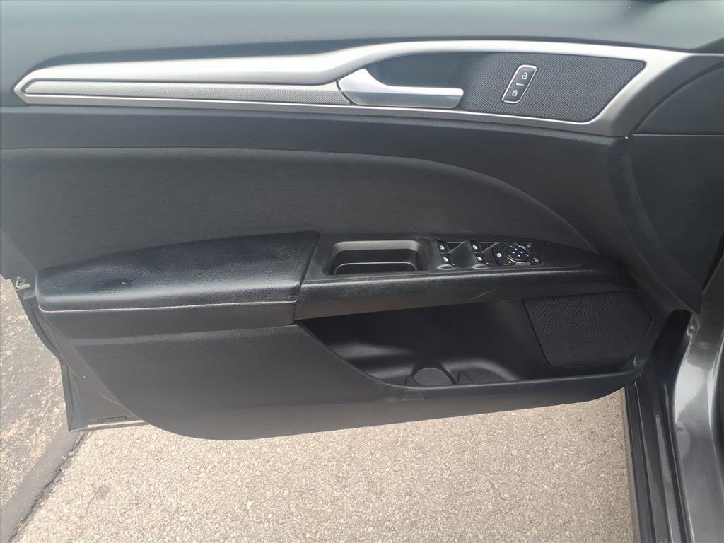 Used 2019 Ford Fusion SE image 11