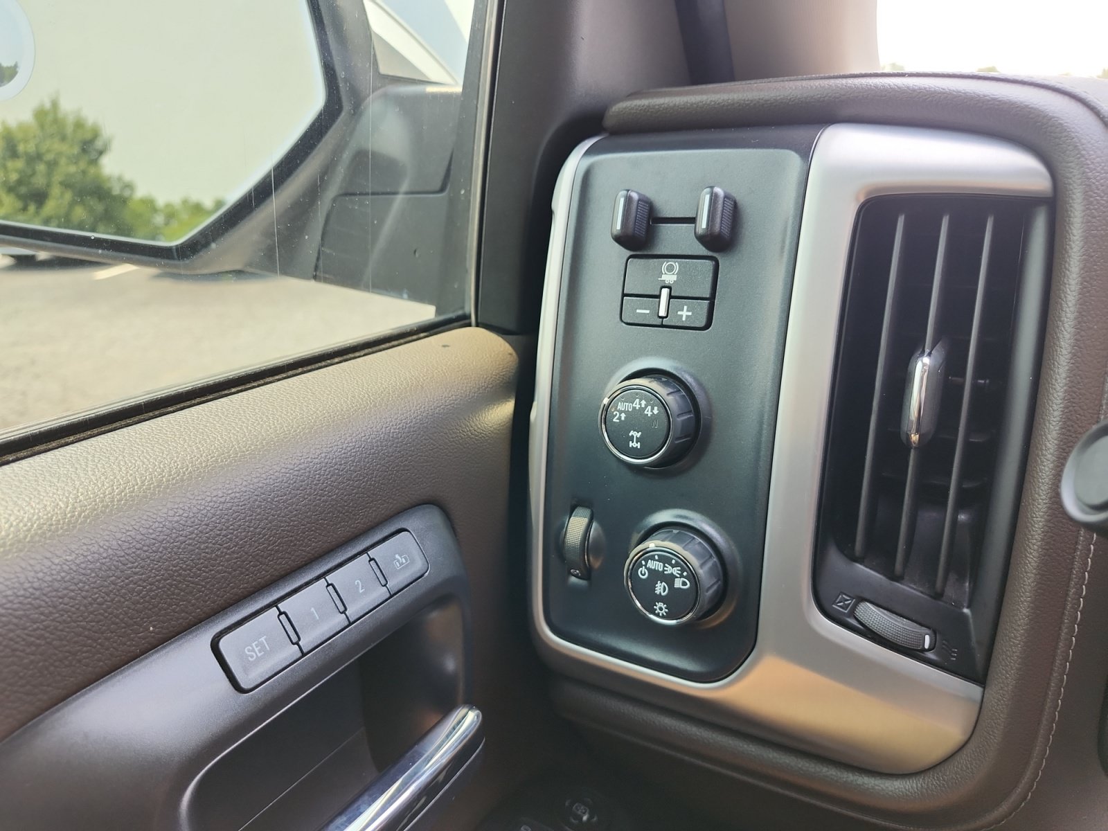 Used 2018 GMC Sierra 1500 SLT w/ SLT Premium Package AWD/4WD image 16