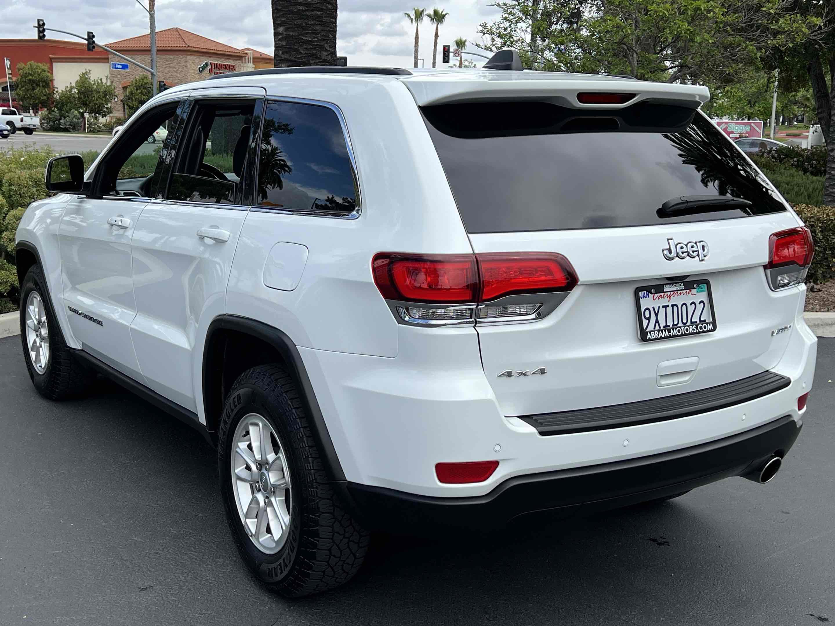 Used 2020 Jeep Grand Cherokee Laredo image 2