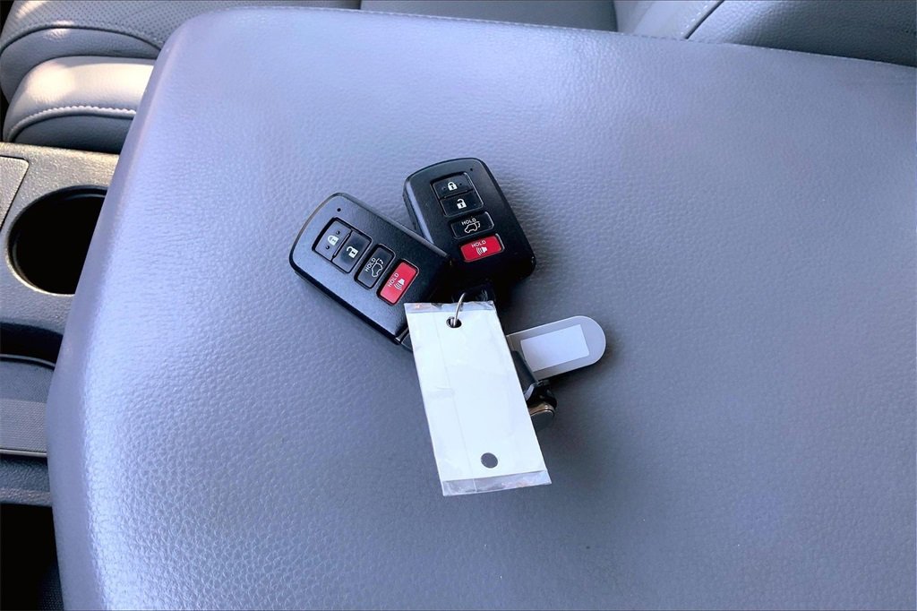 Used 2020 Toyota Sequoia Platinum image 36