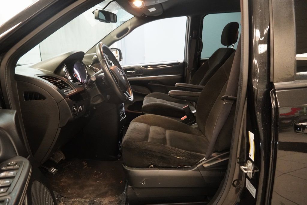 Used 2017 Dodge Grand Caravan SE image 4