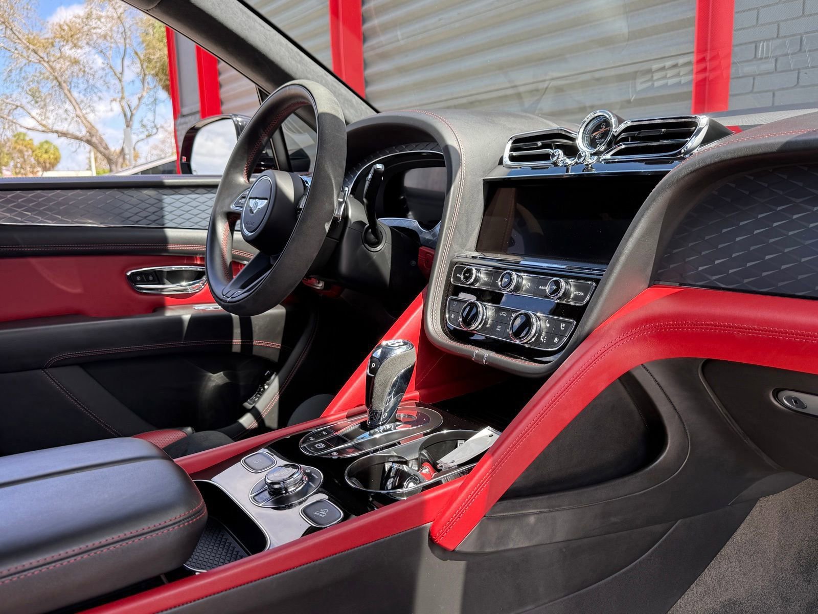 Used 2022 Bentley Bentayga AWD/4WD image 26