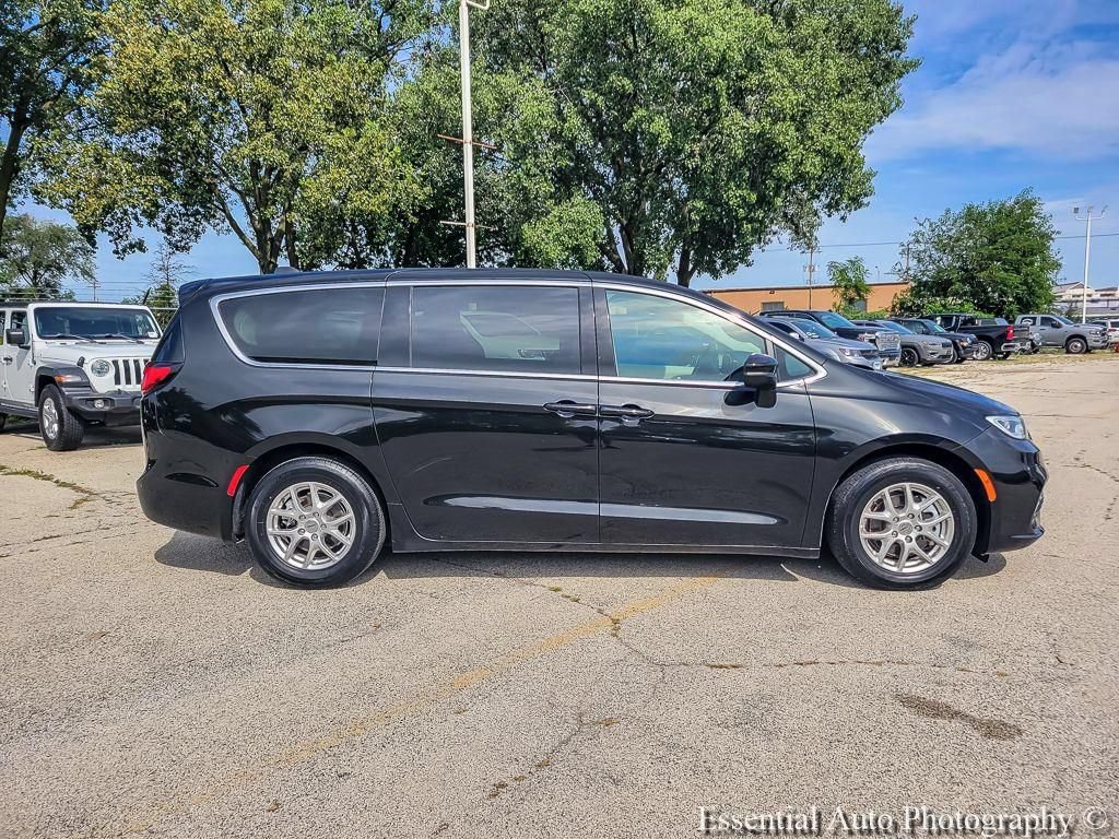 Used 2023 Chrysler Pacifica Touring-L FWD image 15