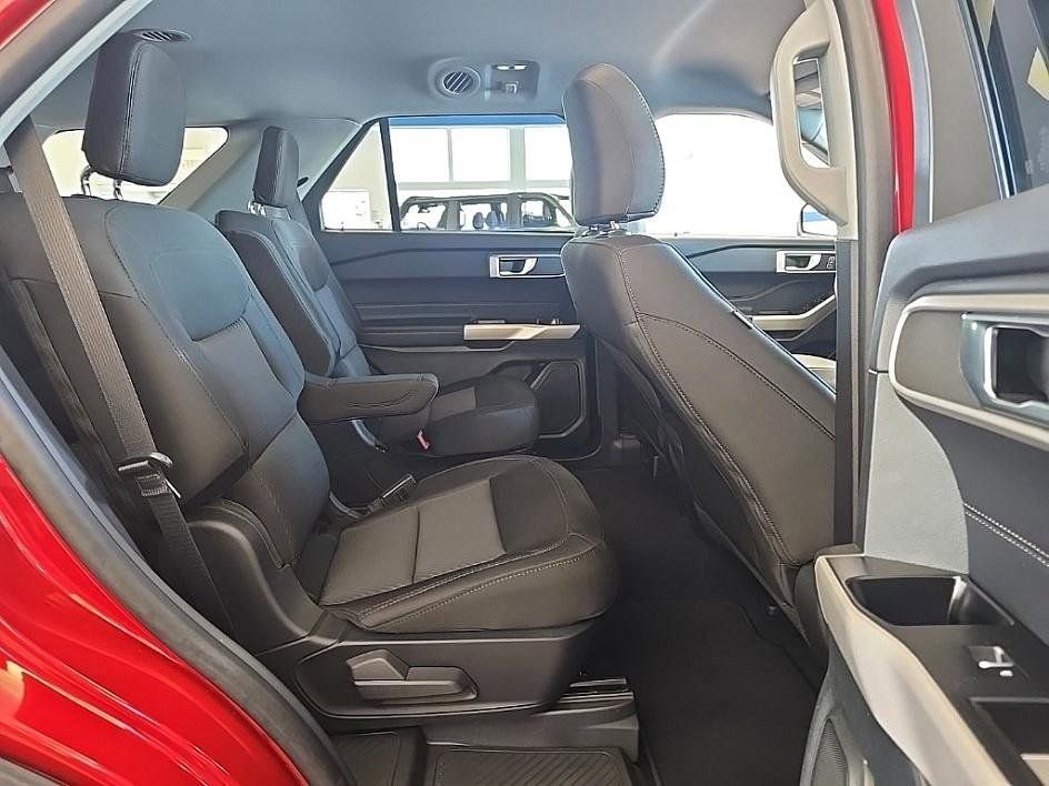 Used 2024 Ford Explorer XLT w/ Class IV Trailer Tow Package image 32