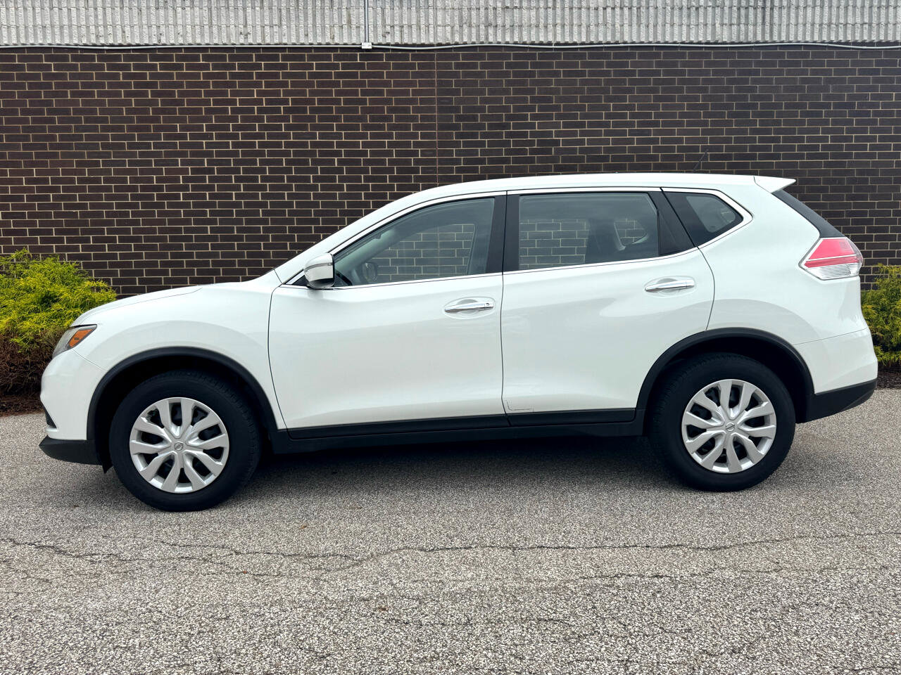 Used 2015 Nissan Rogue S image 2