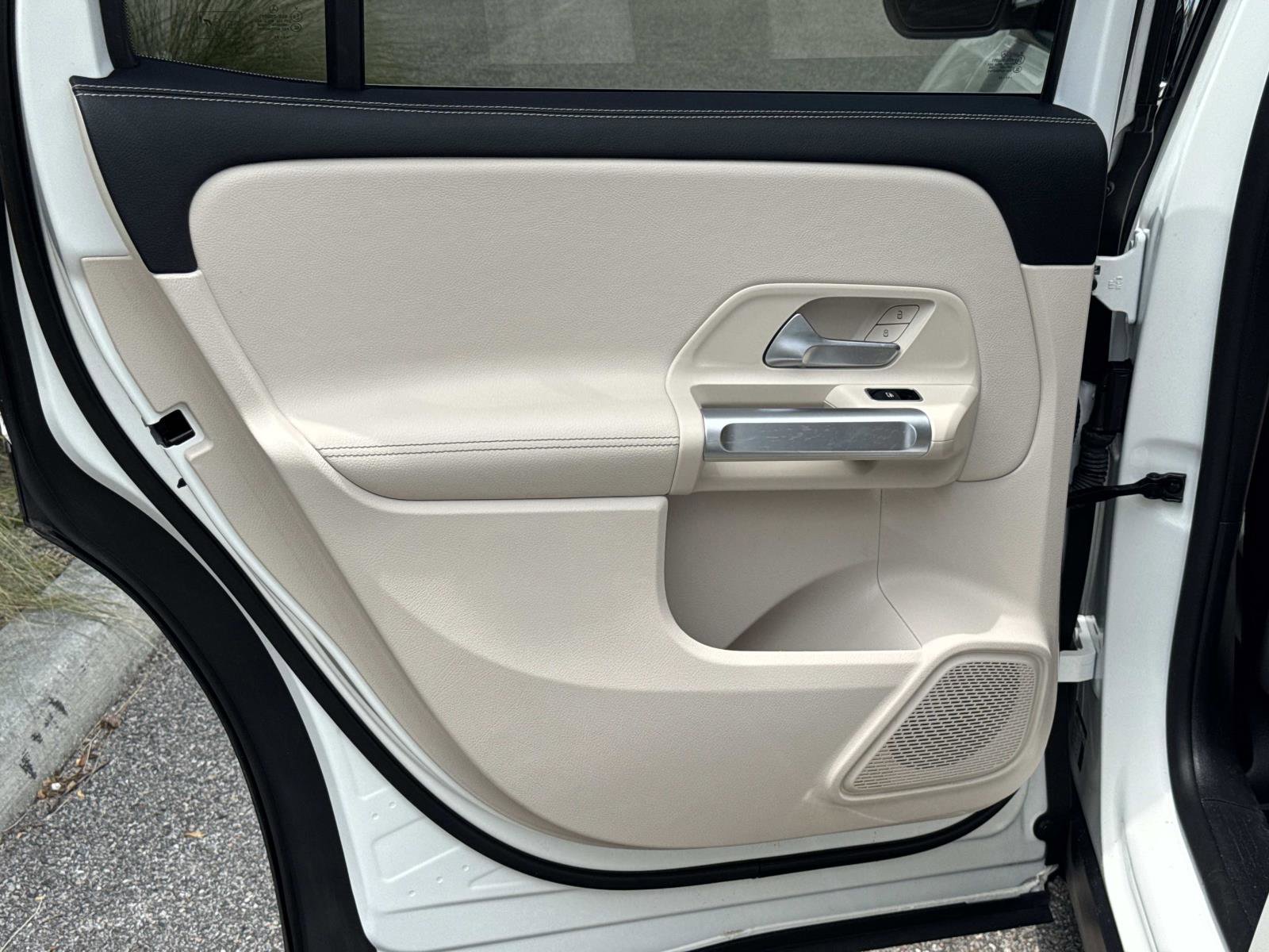 Used 2022 Mercedes-Benz GLB 250 4MATIC w/ Premium Package Lite image 13