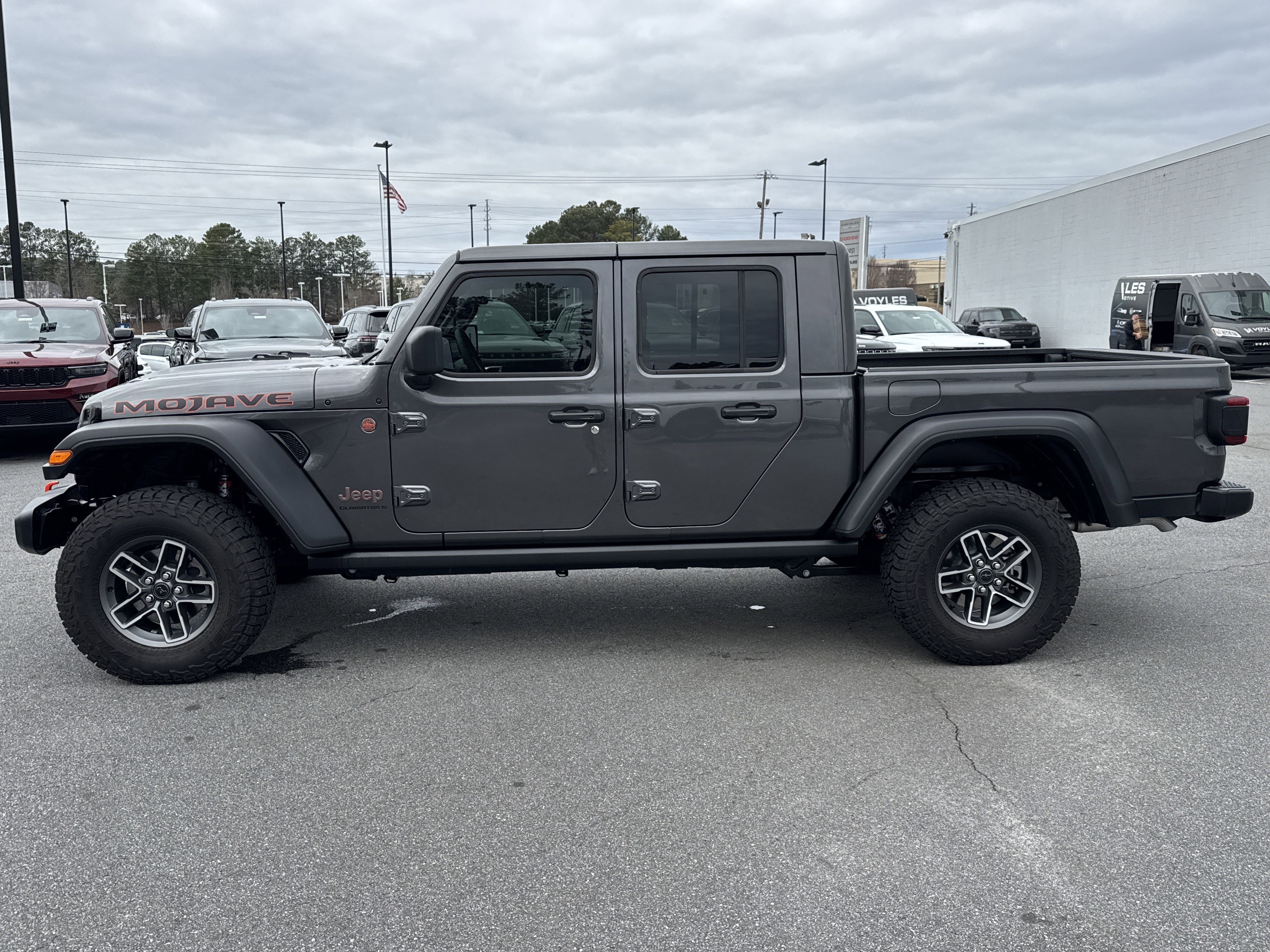 Used 2025 Jeep Gladiator Mojave w/ Convenience Group image 7