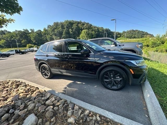 Used 2024 Volkswagen Tiguan SE w/ Panoramic Sunroof Package AWD/4WD image 13
