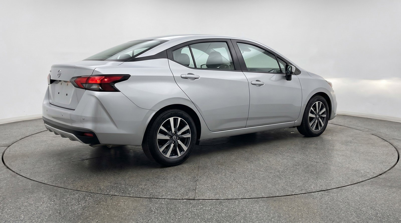Used 2025 Nissan Versa SV image 9
