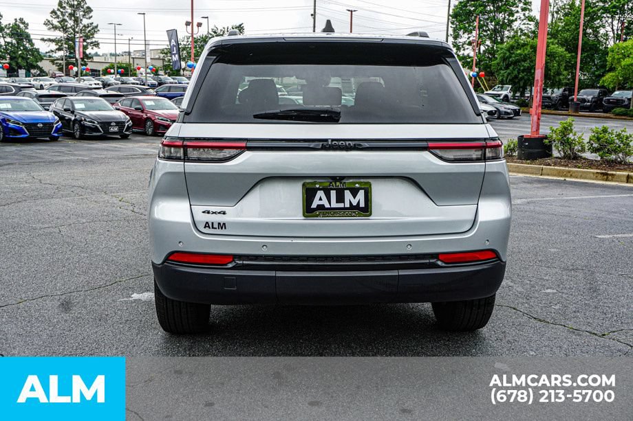 Used 2025 Jeep Grand Cherokee Altitude AWD/4WD image 10