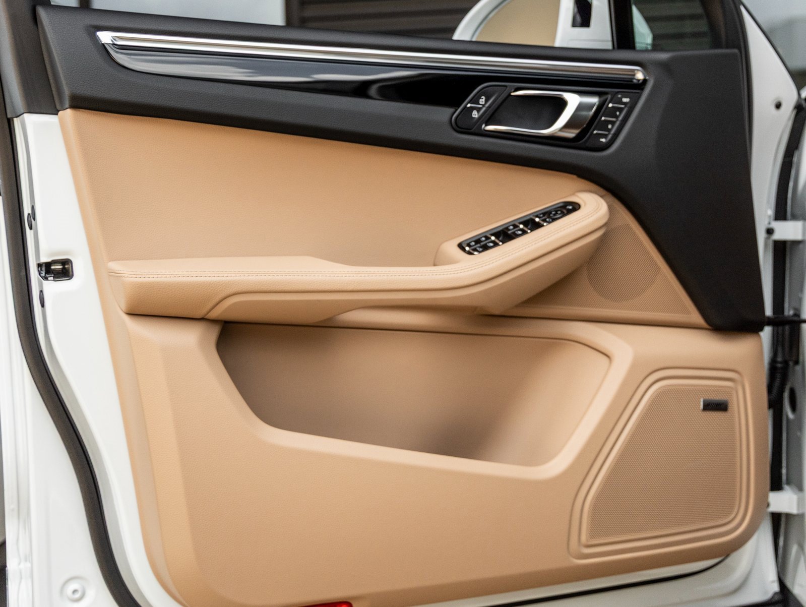 Used 2025 Porsche Macan image 18